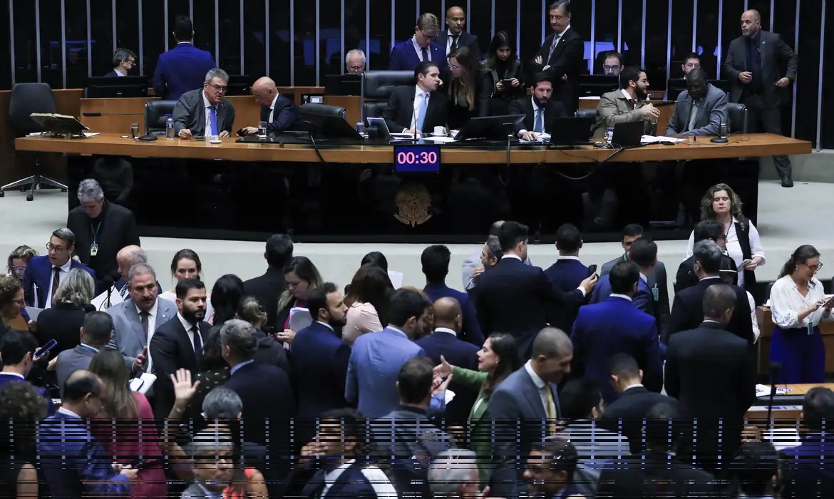 Câmara aprova urgência para suspender decreto do IOF