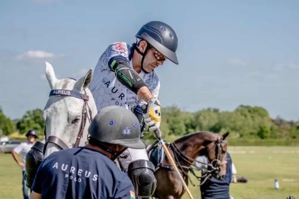 Bilionário e parceiro de polo do príncipe William morre após engolir uma abelha